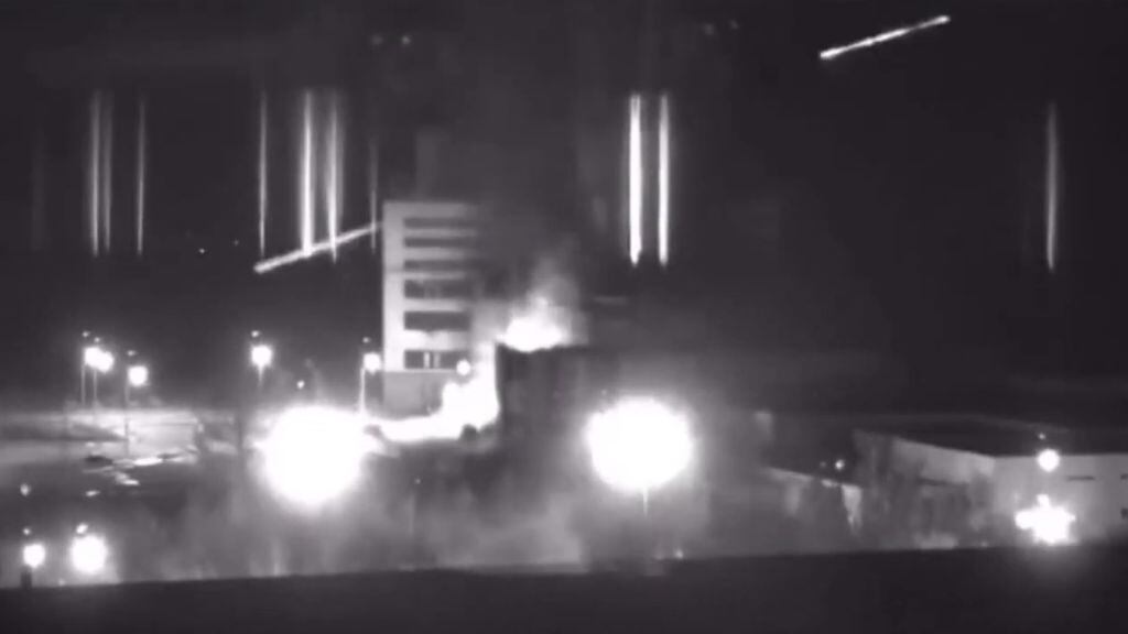 Un edificio junto a la planta nuclear de Zaporiyia sufrió un incendio en Ucrania