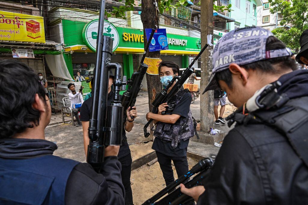 Rebeldes armados resguardan las manifestaciones ciudadanas en Myanmar