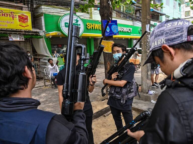 Rebeldes armados resguardan las manifestaciones ciudadanas en Myanmar