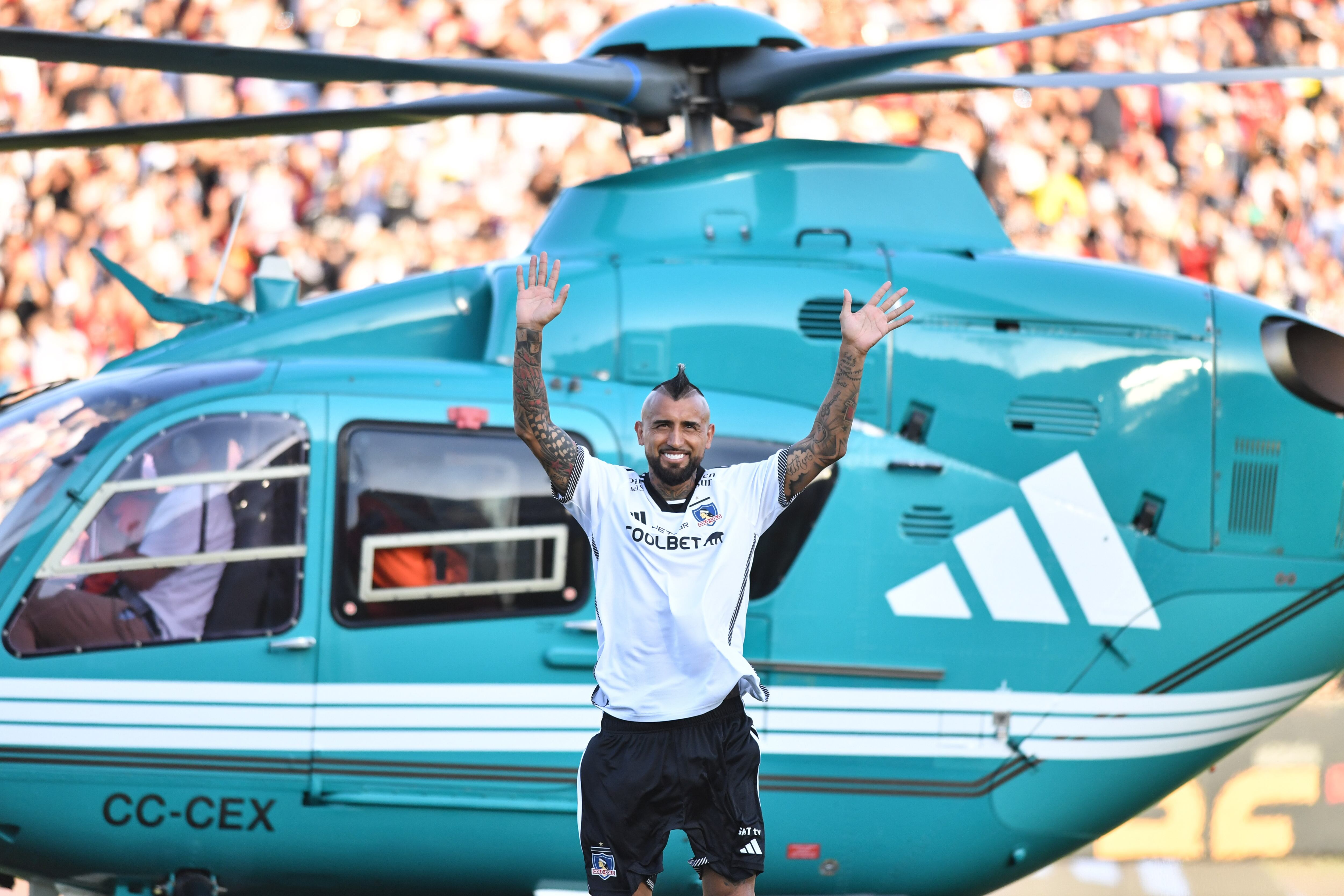 Arturo Vidal llegó en helicóptero al Monumental | Agencia Uno
