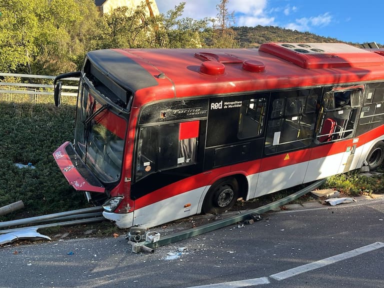 Conejos habrían cruzado la calle: bus RED cae a bandejón para evitar accidente de tránsito en Lo Barnechea