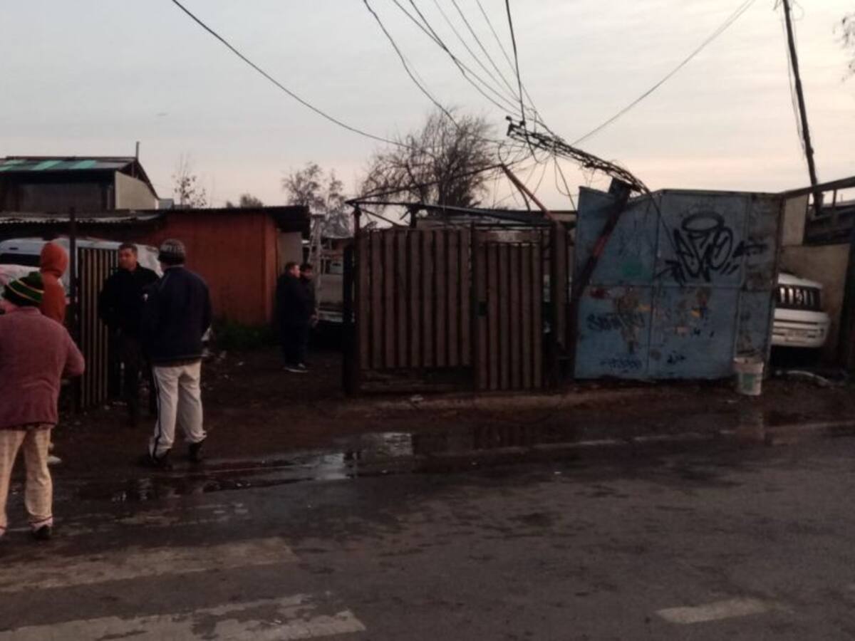Bus oruga del Transantiago robado en Maipú destruye antejardines de dos casas