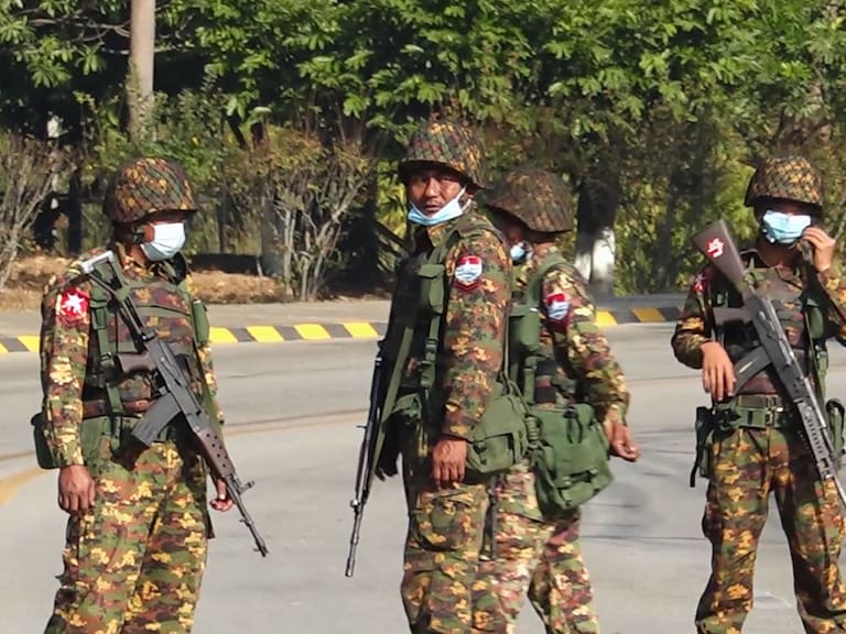 Soldados golpistas controlan las calles de la capital birmana Naipyidó