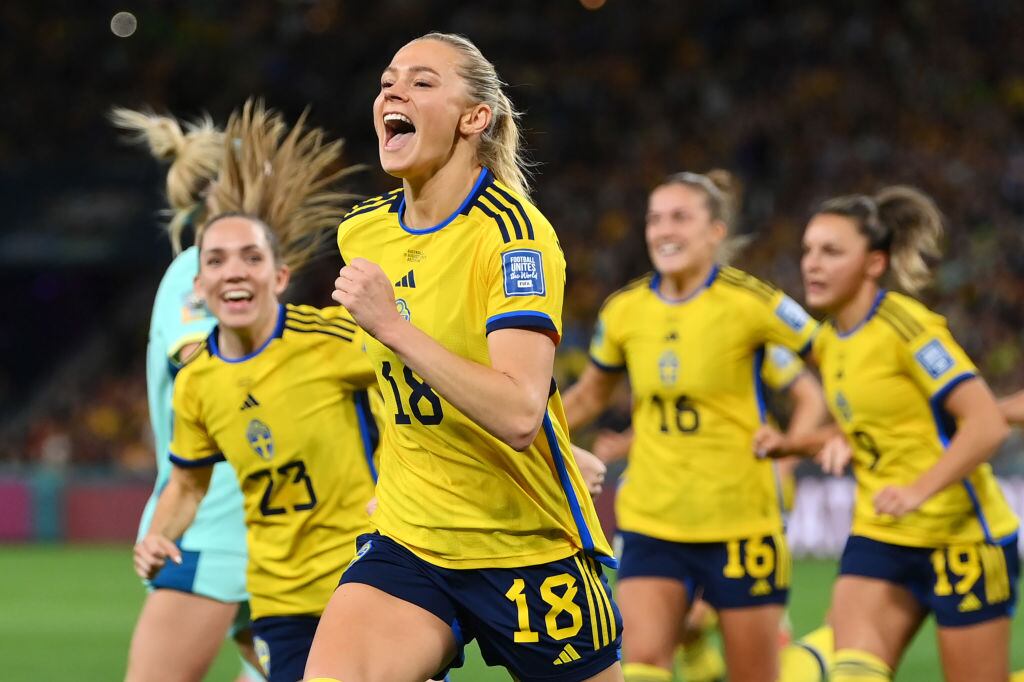 Fridolina Rolfo corre al festejar el primer gol de Suecia sobre Australia
