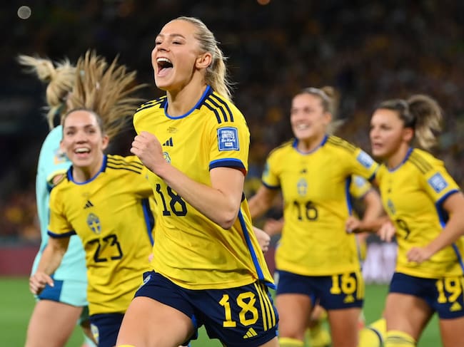 Fridolina Rolfo corre al festejar el primer gol de Suecia sobre Australia