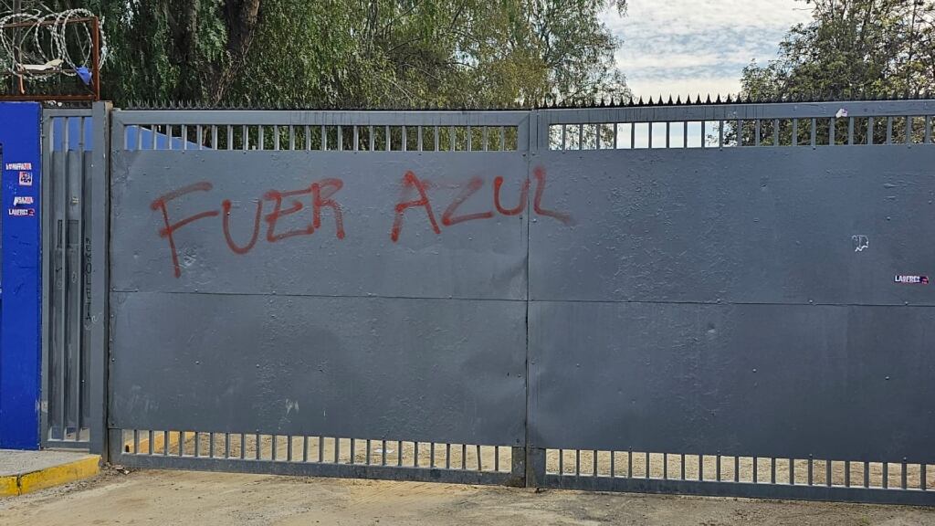 Detienen y formalizan a dos hinchas por rayados al Centro Deportivo Azul