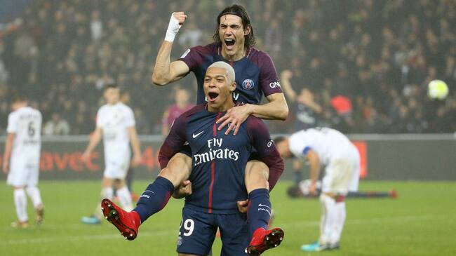 PARIS, FRANCE - DECEMBER 20: Kylian Mbappe of PSG celebrates his goal with Edinson Cavani during the French Ligue 1 match between Paris Saint Germain (PSG) and Stade Malherbe Caen at Parc des Princes on December 20, 2017 in Paris, France. (Photo by Jean Catuffe/Getty Images)