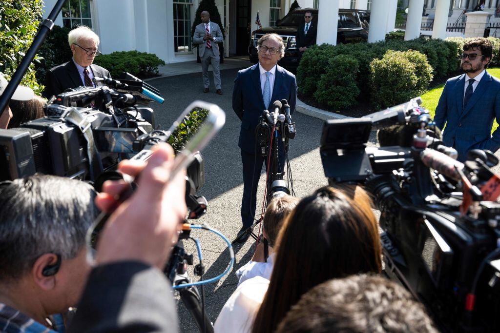 El presidente de Colombia Gustavo Petro habla en los jardines de la Casa Blanca