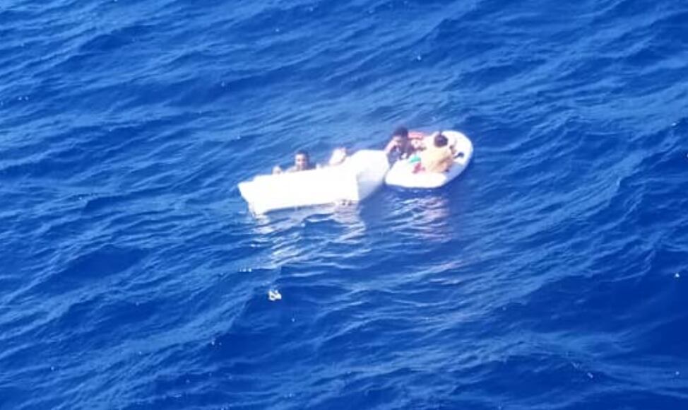 Rescatan a dos niños en altamar que se encontraban en una balsa abrazando a su madre sin vida