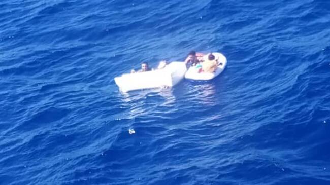 Rescatan a dos niños en altamar que se encontraban en una balsa abrazando a su madre sin vida