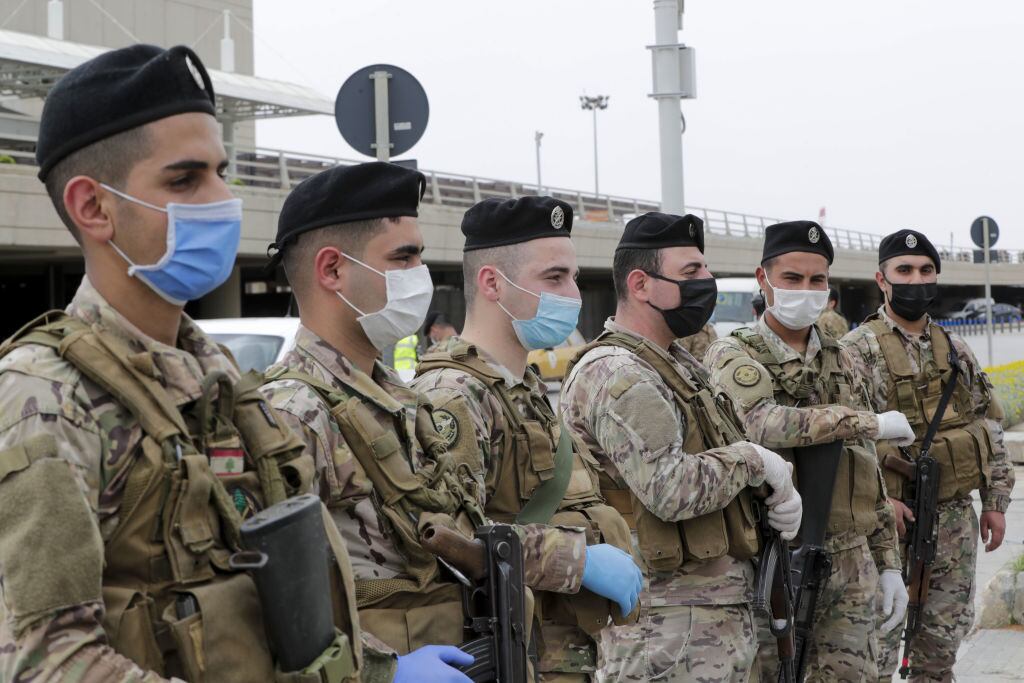 Un grupo de militares vigilan el aeropuerto de Beirut