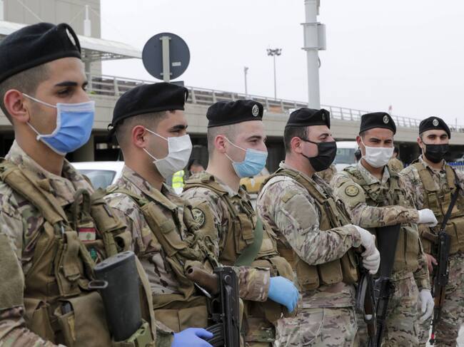Un grupo de militares vigilan el aeropuerto de Beirut