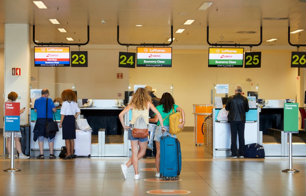 Pasajeros buscan abordar un avión el el aeropuerto portugués de Faro
