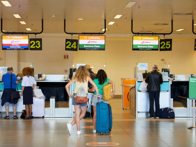 Pasajeros buscan abordar un avión el el aeropuerto portugués de Faro