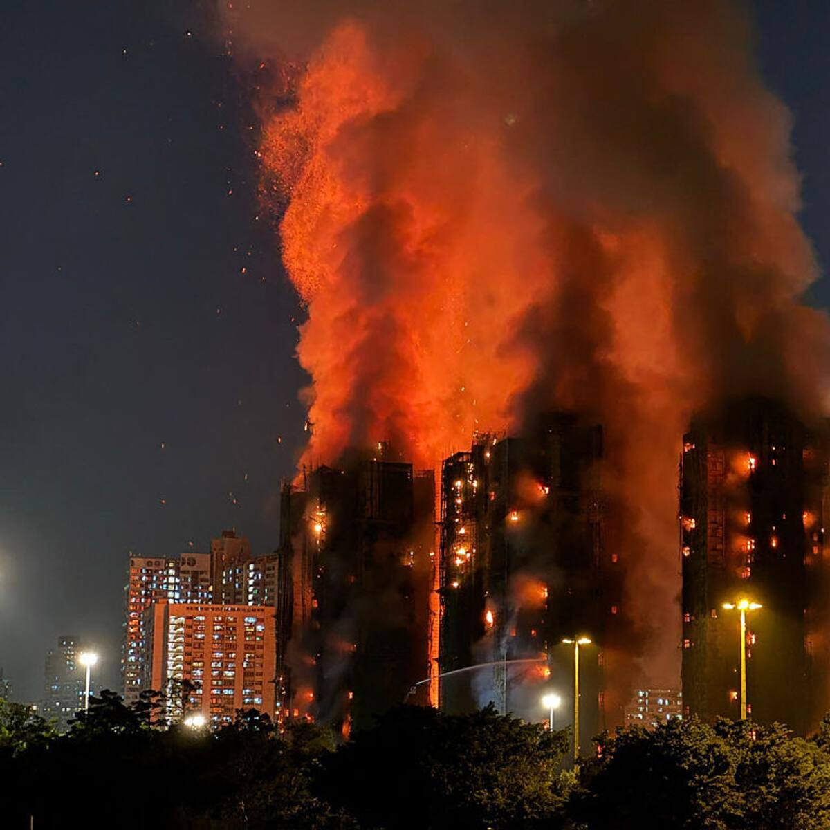 El peor incendio de Hong Kong en 30 años: aumentan las personas fallecidas y hay casi 300 desaparecidos