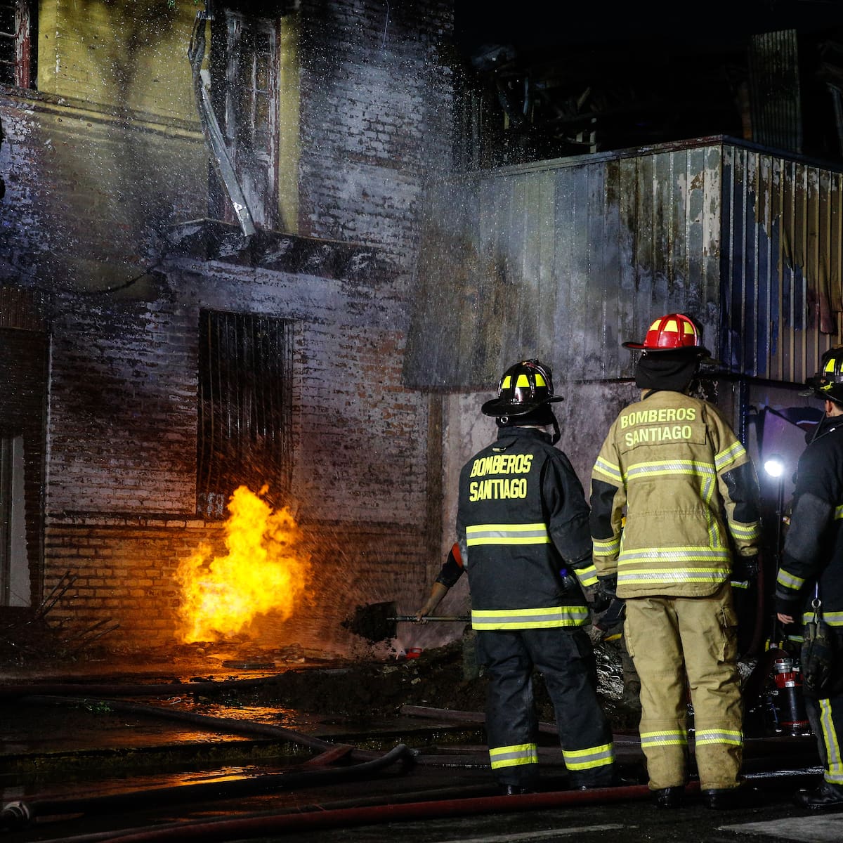 Tragedia en Recoleta: incendio deja dos adultos mayores fallecidos que habrían quedado atrapados