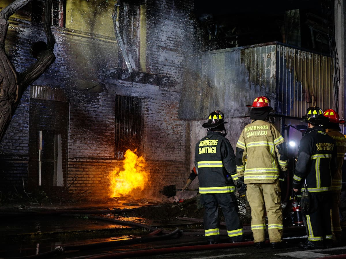 Tragedia en Recoleta: incendio deja dos adultos mayores fallecidos que habrían quedado atrapados