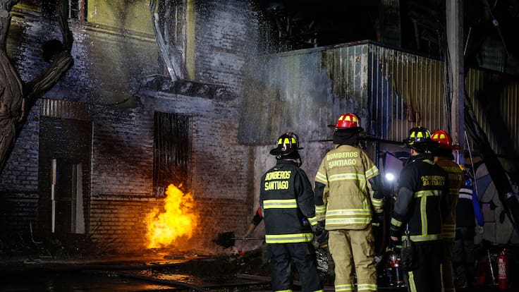 Incendio en Colina deja 12 casas afectadas y 7 personas lesionadas: Bomberos descarta víctimas fatales
