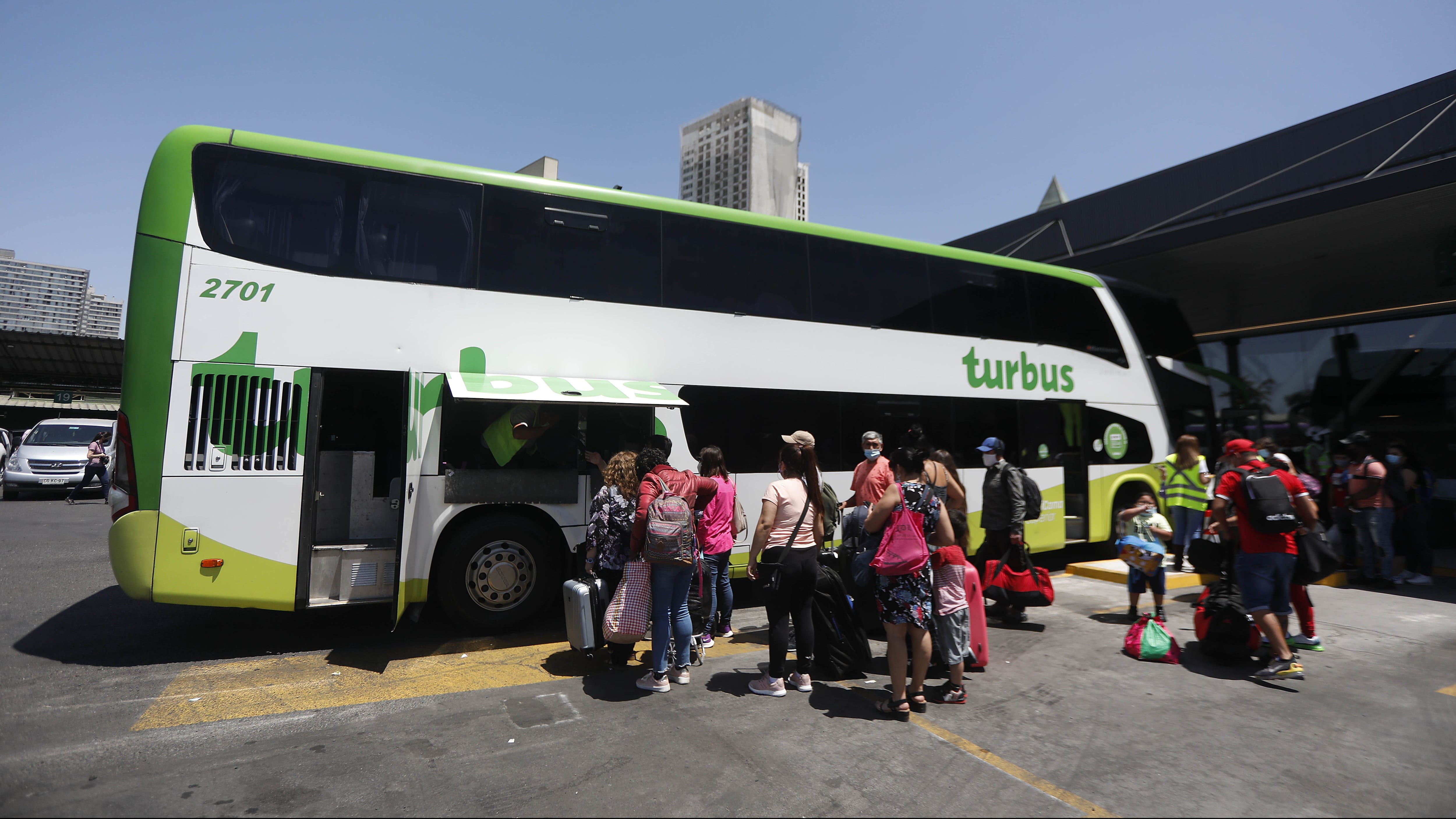 05 de Enero de 2021/SANTIAGO Personal de Carabineros y seremi de Salud supervisan el permiso de vacaciones a pasajeros en el terminal de buses Tur Bus.
FOTO:CRISTOBAL ESCOBAR/AGENCIAUNO