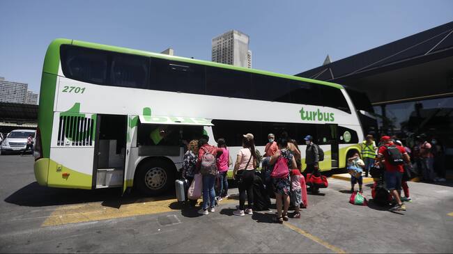 05 de Enero de 2021/SANTIAGO Personal de Carabineros y seremi de Salud supervisan el permiso de vacaciones a pasajeros en el terminal de buses Tur Bus.
FOTO:CRISTOBAL ESCOBAR/AGENCIAUNO