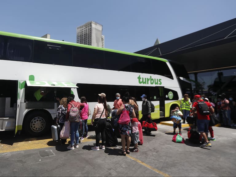 05 de Enero de 2021/SANTIAGO Personal de Carabineros y seremi de Salud supervisan el permiso de vacaciones a pasajeros en el terminal de buses Tur Bus.
FOTO:CRISTOBAL ESCOBAR/AGENCIAUNO