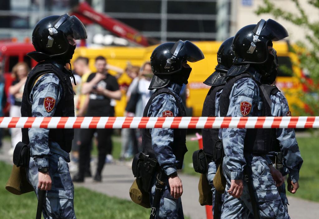 Policías custodian los accesos a la escuela del tiroteo en Kazán