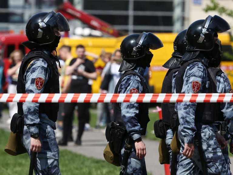 Policías custodian los accesos a la escuela del tiroteo en Kazán