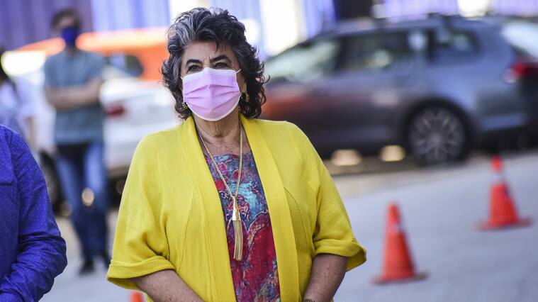 17 DE FEBRERO DE 2021 / VIÑA DEL MARAlcaldesa Virginia Reginato, durante punto de prensa realizado por la autoridad municipal para informar sobre oficio del Ministerio de Salud para garantizar Stock de Vacunas en la comuna, realizado en el Vacunatorio del Estadio Sausalito.
FOTO: MIGUEL MOYA / AGENCIAUNO