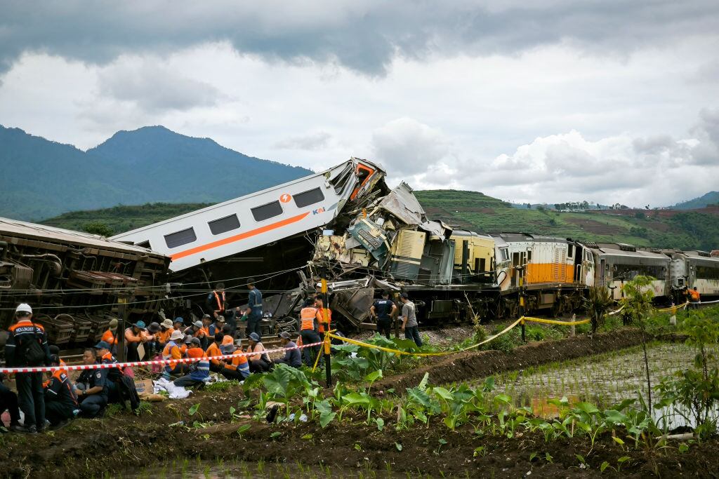 El choque de trenes en Cicalengka, que deja tres personas fallecidas y 28 heridas por un accidente ferroviario en Indonesia.