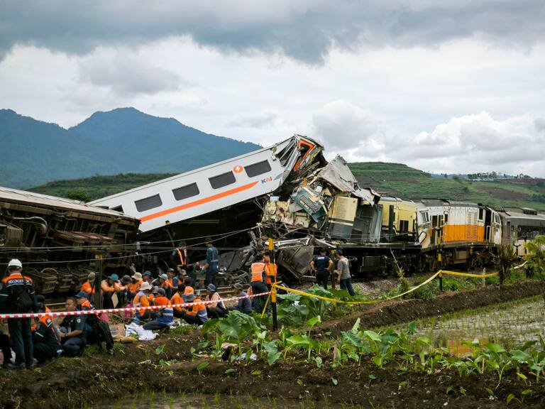 El choque de trenes en Cicalengka, que deja tres personas fallecidas y 28 heridas por un accidente ferroviario en Indonesia.