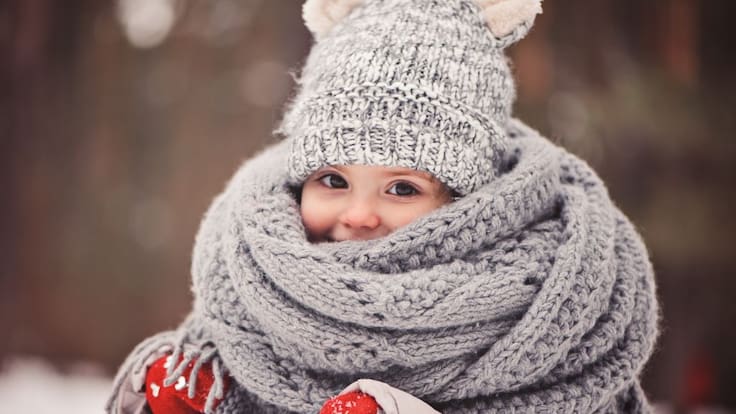 ¿Cómo abrigar a los niños en días de lluvia y frío? Pediatra entrega recomendaciones clave