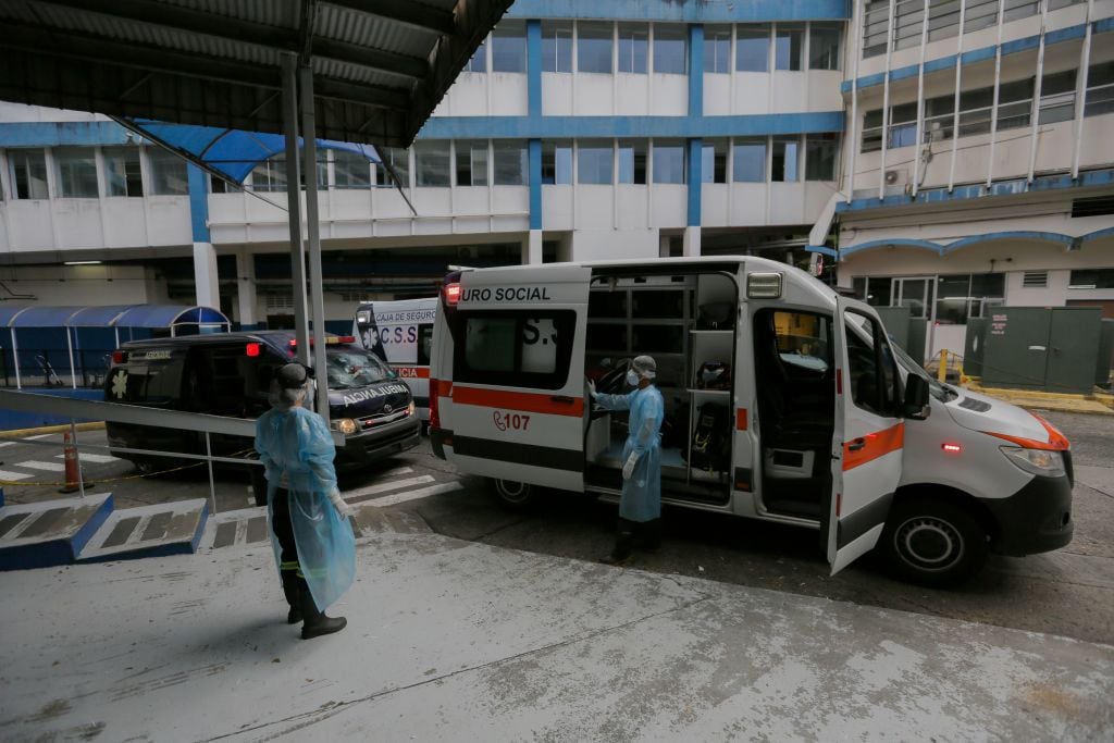 Paramédicos llegan con un paciente al Hospital de Cerro Viento