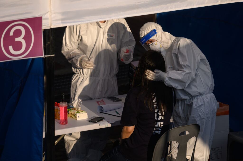 Trabajadores de la salud realizan testeos del Covid-19 en Bucheon