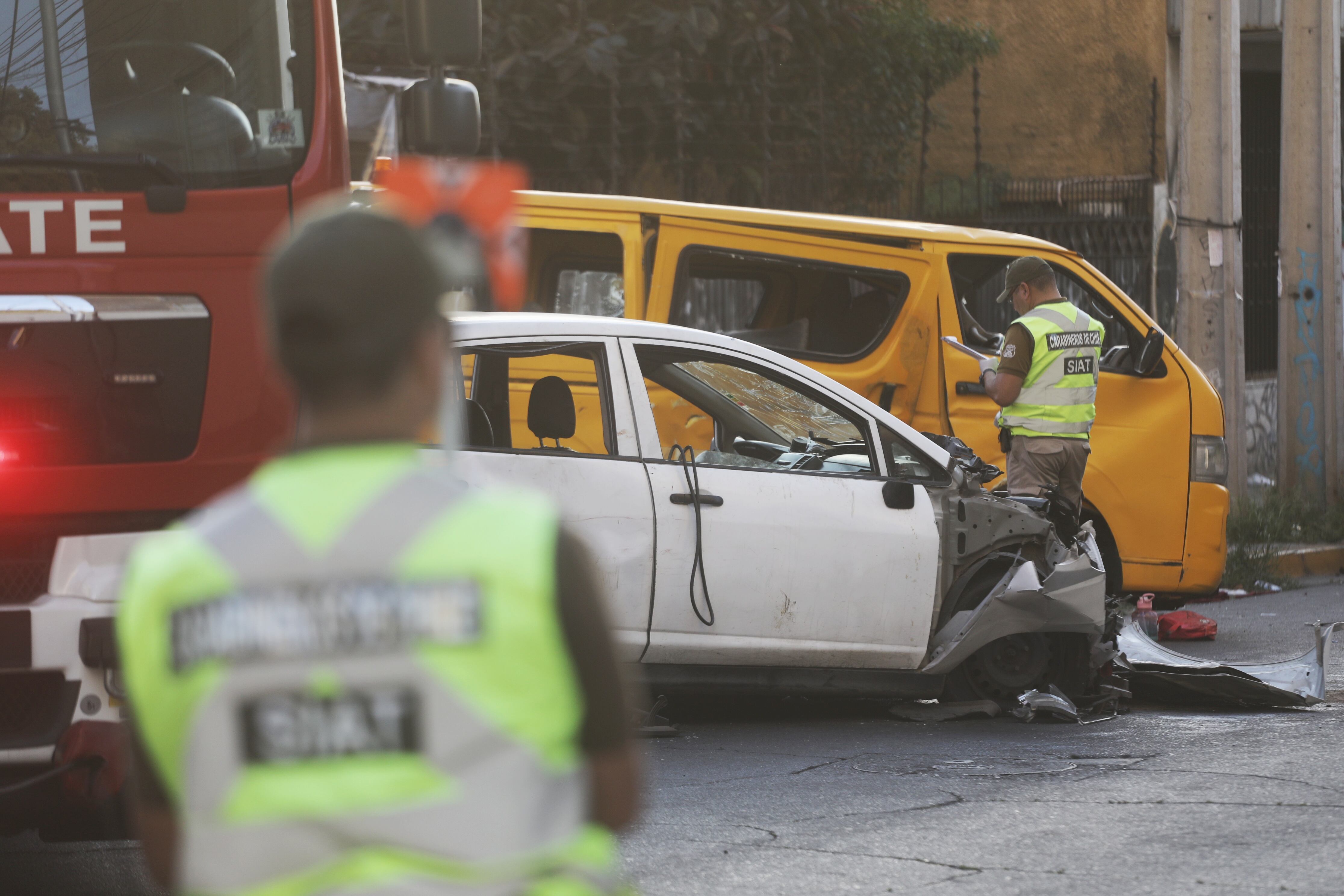 Grave accidente entre furgón escolar y vehículo particular