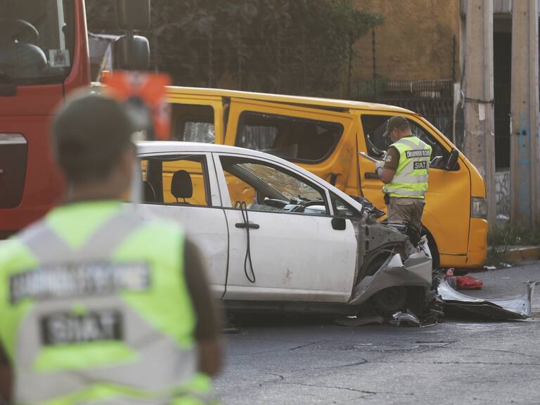 Grave accidente entre furgón escolar y vehículo particular
