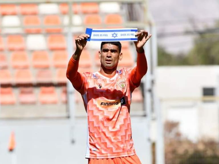 Futbolista de Cobreloa celebró un gol mostrando y besando la bandera de Israel