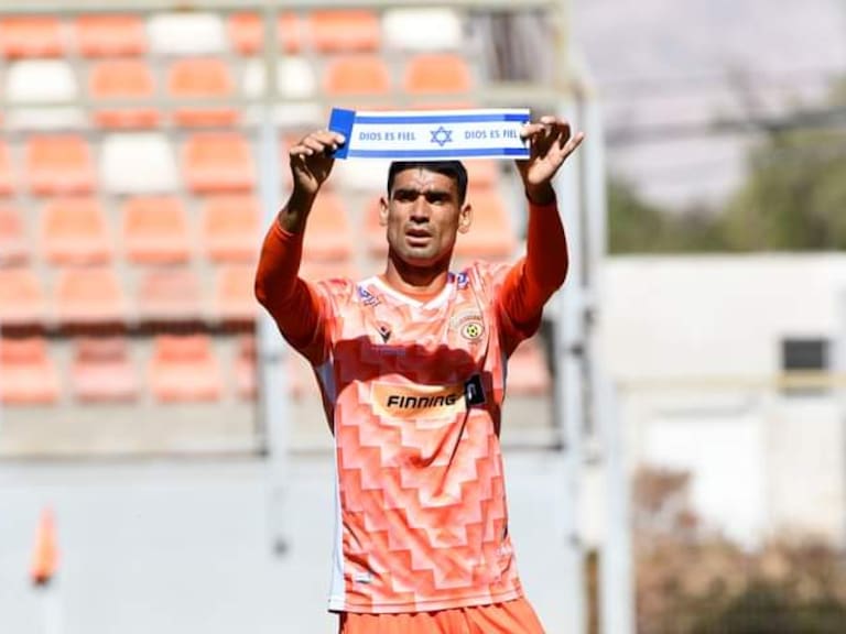 Futbolista de Cobreloa celebró un gol mostrando y besando la bandera de Israel