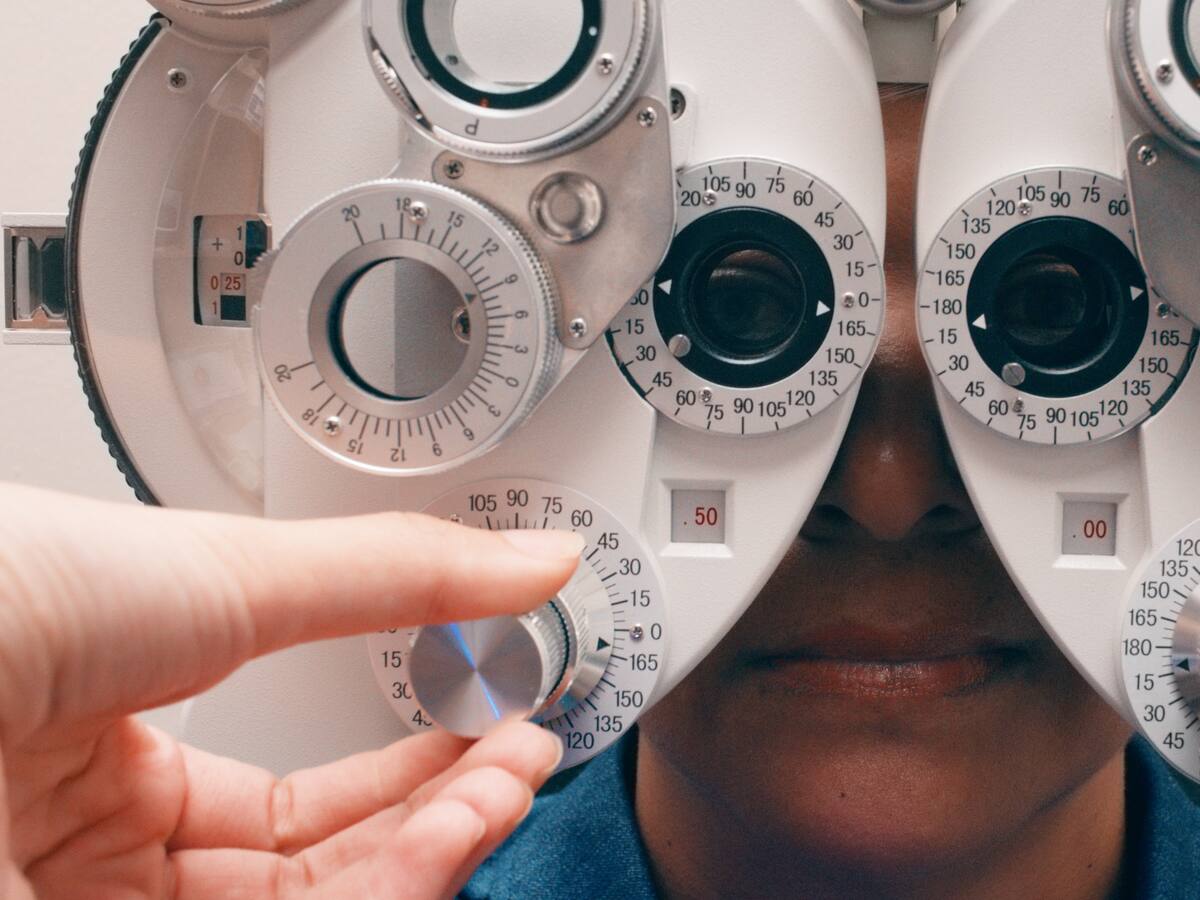 ¿Los ejercicios oculares pueden ayudar a dejar de usar lentes?: experto responde la interrogante