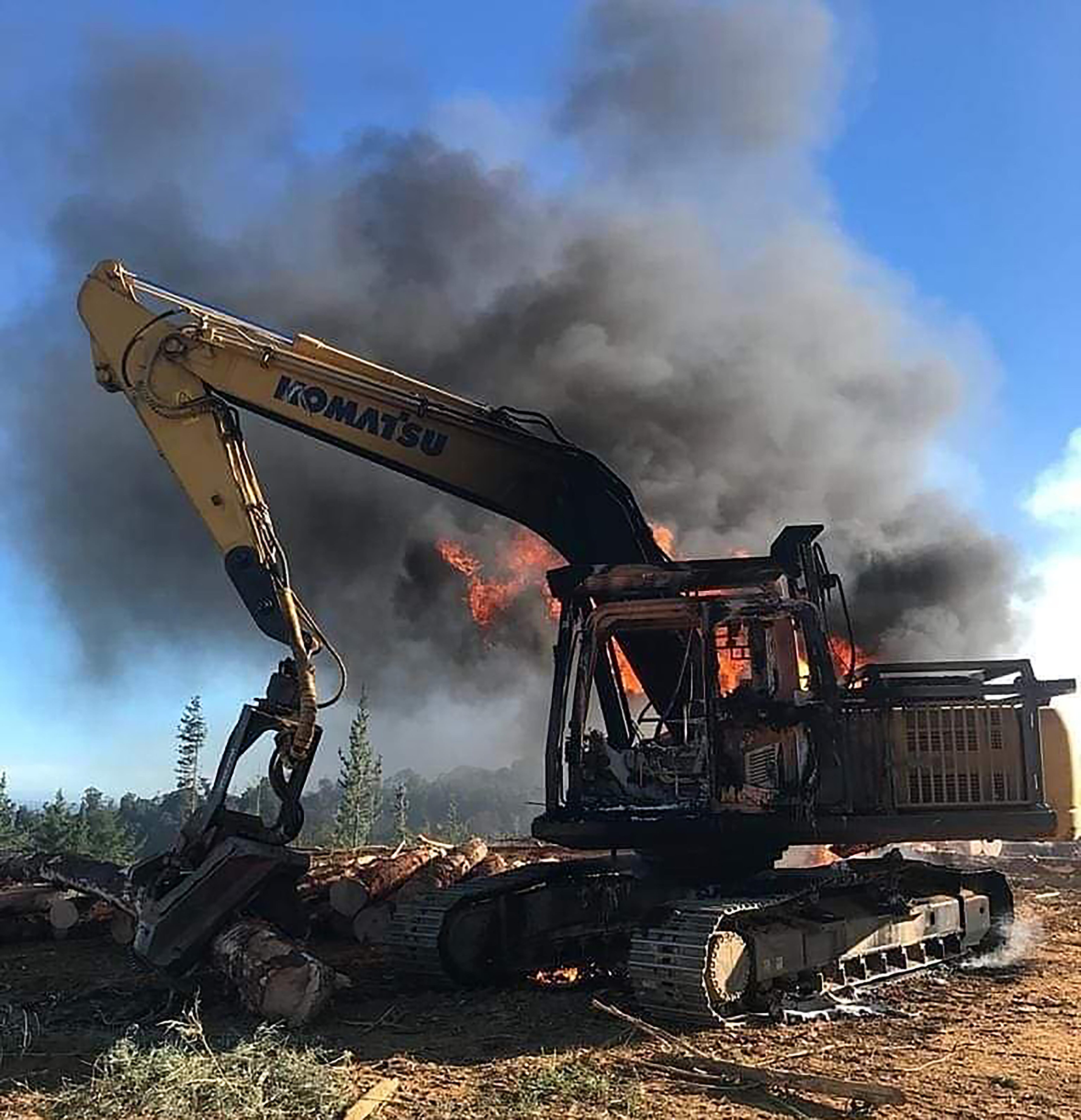 Una de las maquinarias que fueron incendiadas en Cañete durante esta jornada. Foto: Agencia Uno