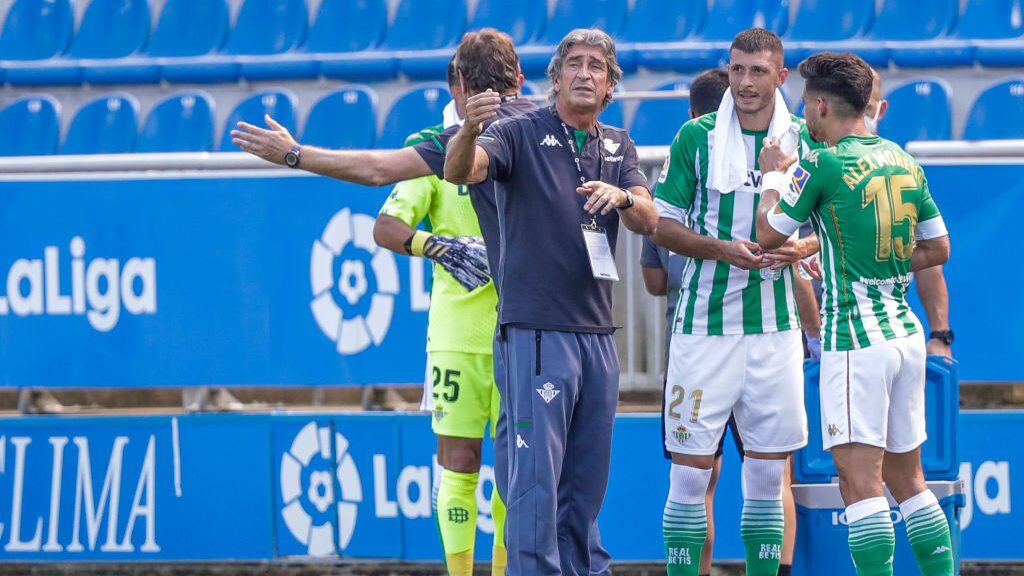 VITORIA GASTEIZ, SPAIN - SEPTEMBER 13: (L-R) coach Manuel Pellegrini of Real Betis, Rodriguez of Real Betis, Alex Moreno of Real Betis during the La Liga Santander match between Deportivo Alaves v Real Betis Sevilla at the Estadio de Mendizorroza on September 13, 2020 in Vitoria Gasteiz Spain (Photo by David S. Bustamante/Soccrates/Getty Images)