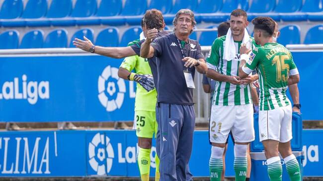 VITORIA GASTEIZ, SPAIN - SEPTEMBER 13: (L-R) coach Manuel Pellegrini of Real Betis, Rodriguez of Real Betis, Alex Moreno of Real Betis during the La Liga Santander match between Deportivo Alaves v Real Betis Sevilla at the Estadio de Mendizorroza on September 13, 2020 in Vitoria Gasteiz Spain (Photo by David S. Bustamante/Soccrates/Getty Images)