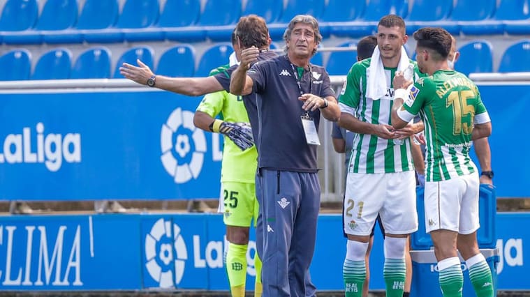 VITORIA GASTEIZ, SPAIN - SEPTEMBER 13: (L-R) coach Manuel Pellegrini of Real Betis, Rodriguez of Real Betis, Alex Moreno of Real Betis during the La Liga Santander match between Deportivo Alaves v Real Betis Sevilla at the Estadio de Mendizorroza on September 13, 2020 in Vitoria Gasteiz Spain (Photo by David S. Bustamante/Soccrates/Getty Images)