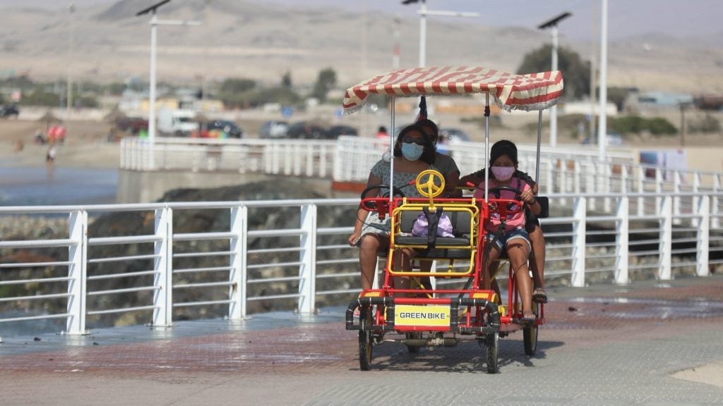 23 DE ENERO DE 2021 / CALDERA Una familia ocupa las bicicletas en el paseo peatonal de playa brava durante la fase 3 que se encuentra la ciudad por la pandemia por Covid19
KARL CHINGA GRAWE / AGENCIA UNO