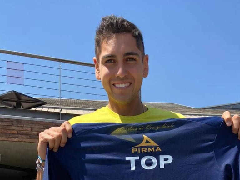 Alejandro Tabilo recibió una camiseta de Everton de Viña del Mar