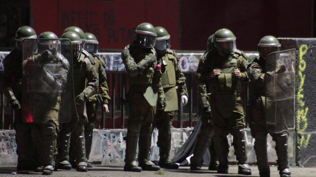 27 DE ABRIL DE 2020/SANTIAGOUn grupo de Carabineros se reagrupa, durante algunas  escaramuzas realizadas en Plaza Baquedano, donde los manifestantes se presentaron con mascaras debido la contingencia del Coronavirus covid - 19.
FOTO: MAURICIO MÉNDEZ/AGENCIAUNO