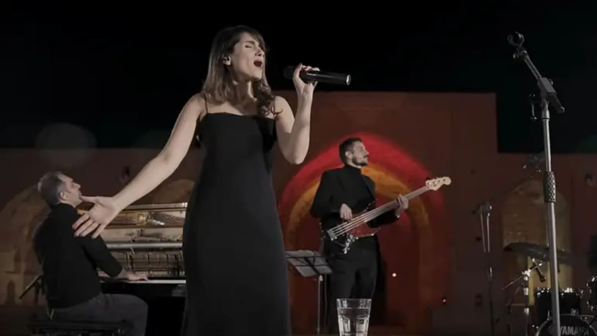 Irán condena a artista Parastoo Ahmadi a 74 latigazos por cantar sin velo en concierto transmitido por YouTube