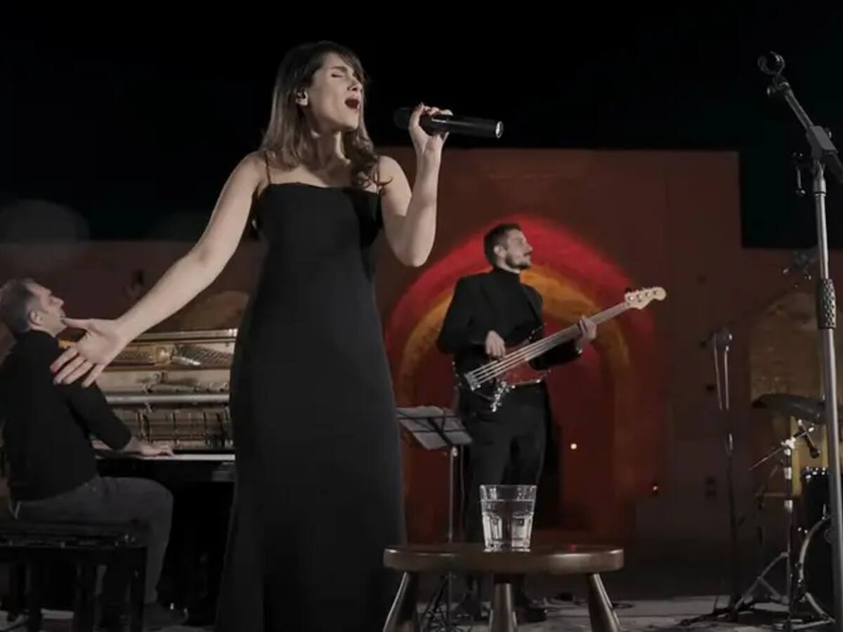 Irán condena a artista Parastoo Ahmadi a 74 latigazos por cantar sin velo en concierto transmitido por YouTube