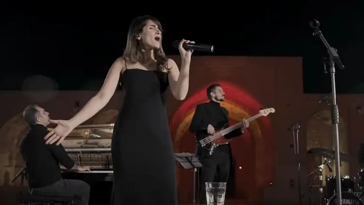 Irán condena a artista Parastoo Ahmadi a 74 latigazos por cantar sin velo en concierto transmitido por YouTube