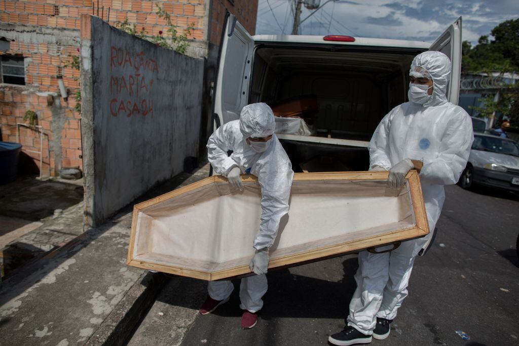Trabajadores llevan un ataúd para una víctima del Covid-19 en Amazonas