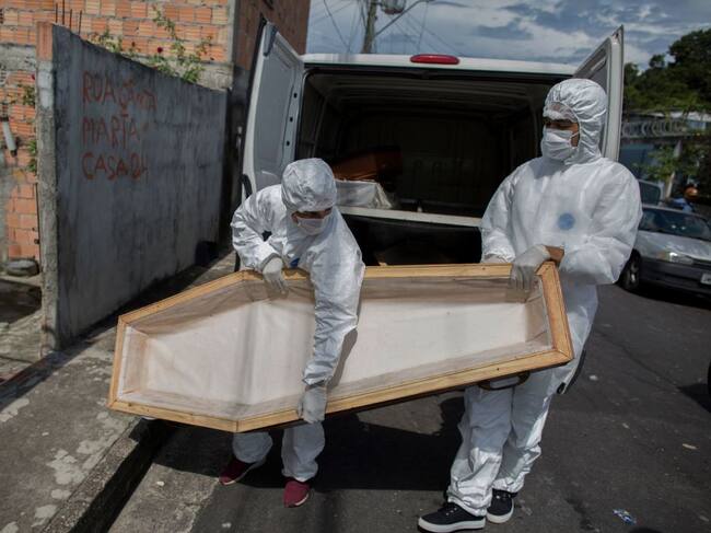 Trabajadores llevan un ataúd para una víctima del Covid-19 en Amazonas